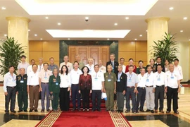 Thường trực Ban Bí thư Trương Thị Mai với Đoàn đại biểu người có công tỉnh Đắk Nông. (Ảnh: Phương Hoa/TTXVN)