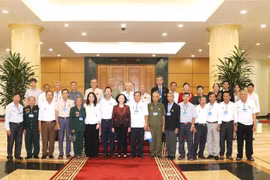 Thường trực Ban Bí thư Trương Thị Mai với Đoàn đại biểu người có công tỉnh Đắk Nông. (Ảnh: Phương Hoa/TTXVN)