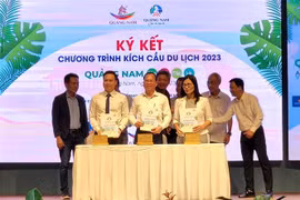 Ký kết hợp tác chương trình kích cầu du lịch 2023 giữa Sở Văn hóa-Thể thao và Du lịch Quảng Nam, Tổng Công ty Hàng không Việt Nam và Chi nhánh Công ty TNHH Thương mại dịch vụ Du lịch Hội An Express. (Ảnh: Đoàn Hữu Trung/TTXVN)