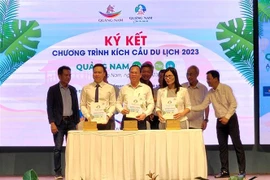 Ký kết hợp tác chương trình kích cầu du lịch 2023 giữa Sở Văn hóa-Thể thao và Du lịch Quảng Nam, Tổng Công ty Hàng không Việt Nam và Chi nhánh Công ty TNHH Thương mại dịch vụ Du lịch Hội An Express. (Ảnh: Đoàn Hữu Trung/TTXVN)