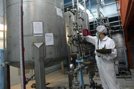 Kỹ thuật viên Iran làm việc tại cơ sở hạt nhân Isfahan, cách thủ đô Tehran 420km về phía Nam. Ảnh: AFP/TTXVN)