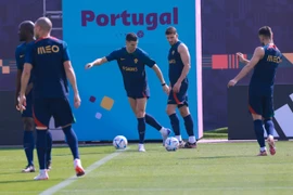 Khoảnh khắc Ronaldo trên sân tập qua ống kính phóng viên VietnamPlus