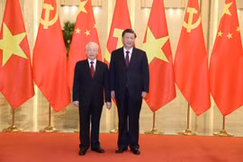 Chủ tịch nước Nguyễn Xuân Phúc, Thủ tướng Phạm Minh Chính đón Tổng Bí thư Nguyễn Phú Trọng. (Ảnh: Văn Điệp/TTXVN)