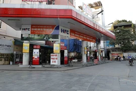 [Photo] Người dân thủ đô Hà Nội khó khăn khi mua xăng, dầu