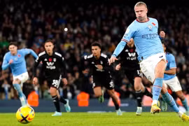 Premier League: Man City lên ngôi đầu sau trận thắng kịch tính