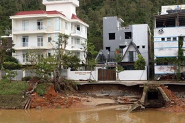 [Photo] Sạt lở nghiêm trọng vào nhà dân và đường lên Bán đảo Sơn Trà