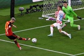 Bỉ (áo đỏ) buộc phải thắng mới giành vé đi tiếp. (Ảnh: AFP/TTXVN)