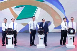 Thủ tướng Phạm Minh Chính và các đại biểu thực hiện nghi thức phát sóng chính thức Kênh Truyền hình VTV Cần Thơ. (Ảnh: Dương Giang/TTXVN)