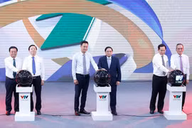 Thủ tướng Phạm Minh Chính và các đại biểu thực hiện nghi thức phát sóng chính thức Kênh Truyền hình VTV Cần Thơ. (Ảnh: Dương Giang/TTXVN)
