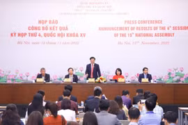 Tổng Thư ký Quốc hội, Chủ nhiệm Văn phòng Quốc hội Bùi Văn Cường chủ trì buổi họp báo. (Ảnh: Văn Điệp/TTXVN)