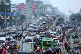 Ùn tắc trên nhiều tuyến đường Hà Nội trong ngày làm việc cuối năm 2022