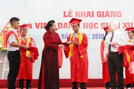 Chủ tịch Quốc hội Nguyễn Thị Kim Ngân trao phần thưởng cho các học sinh của trường, có thành tích xuất sắc được tuyển thẳng vào các trường Đại học của TP Hồ Chí Minh. (Ảnh: Trọng Đức/TTXVN)