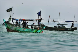 Ngư dân đánh cá trên biển gần Lumpung, đảo Sumatra, Indonesia. (Ảnh: AFP/ TTXVN)