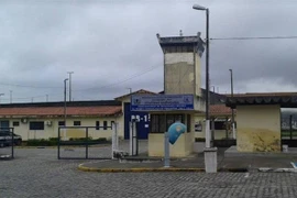 Quang cảnh bên ngoài nhà tù Romeu Gonçalves Abrantes, nơi xảy ra vụ vượt ngục của 105 tù nhân ngày 10/9. (Ảnh: Globo/TTXVN)