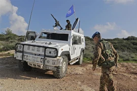Lực lượng gìn giữ hòa bình LHQ tại miền nam Liban (UNIFIL) tuần tra ở thị trấn Naqura, giáp với Israel ngày 24/2. (Nguồn: AFP/TTXVN)