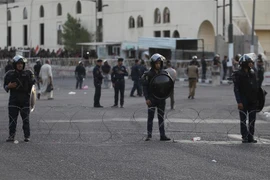 Lực lượng an ninh Iraq gác bên ngoài vùng xanh tại thủ đô Baghdad. (Ảnh: AFP/ TTXVN)