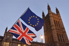 Cờ Anh (phía dưới) và cờ EU (phía trên) tại thủ đô London, Anh. (Ảnh: AFP/ TTXVN)