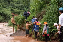 Học sinh Lai Châu suối tới trường. (Ảnh: Việt Hoàng/TTXVN)