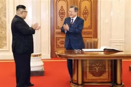 Nhà lãnh đạo Triều Tiên Kim Jong-un (trái) và Tổng thống Hàn Quốc Moon Jae-in (phải) sau khi ghi sổ lưu bút trước cuộc hội đàm thượng đỉnh tại trụ sở Ủy ban Trung ương Đảng Lao động Triều Tiên ở Bình Nhưỡng ngày 18/9. (Ảnh: Kyodo/TTXVN)