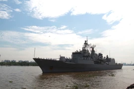 Hình ảnh tàu Hải quân Hoàng gia New Zealand cập cảng Sài Gòn