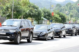 Đoàn xe tự lái của khách du lịch Việt Nam chuẩn bị khởi hành sang tham quan, du lịch Trung Quốc. (Ảnh: Thái Thuần/TTXVN)