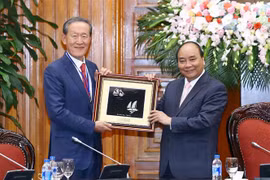 Thủ tướng Nguyễn Xuân Phúc tiếp ông Chang Soo Huh, Chủ tịch Liên đoàn Công nghiệp Hàn Quốc, Chủ tịch Tập đoàn GS Holdings. (Ảnh: Thống Nhất/TTXVN)