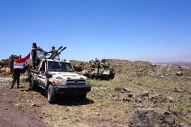 Binh sỹ Syria tuần tra tại khu vực Al-Mal, tỉnh Daraa ngày 18/7. (Ảnh: THX/ TTXVN)