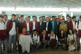 Đại sứ Việt Nam tại Indonesia Phạm Vinh Quang; Đại sứ, Trưởng Phái đoàn Việt Nam tại ASEAN Trần Đức Bình chụp ảnh lưu niệm với đoàn Thể thao Việt Nam. (Ảnh: Đỗ Quyên/Vietnam+)