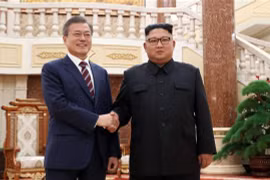Tổng thống Hàn Quốc Moon Jae-in (trái) và nhà lãnh đạo Triều Tiên Kim Jong-un tại cuộc hặp ở Bình Nhưỡng ngày 18/9/2018. Ảnh: (Nguồn: Yonhap/TTXVN)
