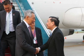 Bộ trưởng Bộ Khoa học và Công nghệ Chu Ngọc Anh đón Thủ tướng Singapore Lý Hiển Long tại sân bay quốc tế Nội Bài (Hà Nội). (Ảnh: Doãn Tấn/TTXVN)
