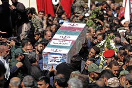 Người dân Iran dự lễ tang các nạn nhân trong vụ tấn công nhằm vào lễ diễu binh của Lực lượng Vệ binh cách mạng Hồi giáo Iran (IRGC) tại thành phố Ahvaz ngày 24/9/2018. (Ảnh: AFP/TTXVN)