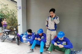 Người dân Hà Nội sơ tán sau rung lắc. (Ảnh: Thanh Tùng/TTXVN)