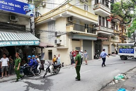 Người dân Hà Nội sơ tán sau trận rung lắc nhẹ nghi do động đất