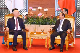 Thủ tướng Chính phủ Nguyễn Xuân Phúc tiếp Giáo sư Klaus Schwab, người sáng lập và Chủ tịch điều hành Diễn đàn Kinh tế thế giới (WEF). (Ảnh: Thống Nhất/TTXVN)