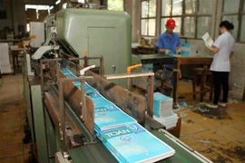 Nhà Xuất bản Giáo dục Việt Nam in ấn, phát hành sách giáo khoa phục vụ học sinh vào năm học mới 2018-2019. (Ảnh: Thanh Tùng/TTXVN)