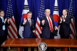 Tổng thống Mỹ Donald Trump (thứ 2, phải) và Tổng thống Hàn Quốc Moon Jae-in (thứ 2, trái) tại cuộc gặp bên lề phiên họp Đại hội đồng LHQ ở New York ngày 24/9. (Ảnh: Yonhap/TTXVN)
