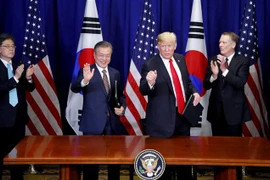 Tổng thống Mỹ Donald Trump (thứ 2, phải) và Tổng thống Hàn Quốc Moon Jae-in (thứ 2, trái) tại cuộc gặp bên lề phiên họp Đại hội đồng LHQ ở New York ngày 24/9. (Ảnh: Yonhap/TTXVN)