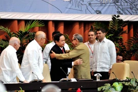 Bí thư thứ nhất Trung ương Đảng Cộng sản Cuba Raúl Castro chúc mừng đồng chí Trần Thanh Mẫn sau bài diễn văn. (Ảnh: Lê Hà/TTXVN)