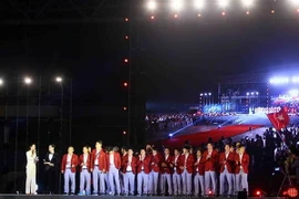 Ban huấn luyện và các cầu thủ bóng đá Olympic Việt Nam giao lưu với người hâm mộ. (Ảnh: Quang Quyết/TTXVN)