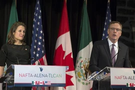 Ngoại trưởng Canada Chrystia Freeland (trái) và Đại diện thương mại Mỹ Robert Lighthizer trong cuộc họp báo chung sau đàm phán tại Montreal, Quebec (Canada), ngày 29/1/2018. (Ảnh: AFP/ TTXVN)