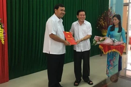 Đồng chí Kim Ngọc Thái (trái) nhận Quyết định chuẩn y Phó Bí thư Tỉnh ủy Trà Vinh. (Ảnh: Thanh Hòa/TTXVN)