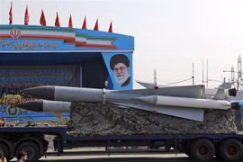 Tên lửa đất đối không của Iran được giới thiệu trong lễ diễu binh kỷ niệm ngày quân đội tại Tehran ngày 18/4. (Ảnh: AFP/TTXVN)