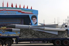 Tên lửa đất đối không của Iran được giới thiệu trong lễ diễu binh kỷ niệm ngày quân đội tại Tehran ngày 18/4. (Ảnh: AFP/TTXVN)