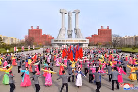 Người dân Triều Tiên múa hát tại một lễ kỷ niệm ở Bình Nhưỡng ngày 9/4. (Nguồn: YONHAP/TTXVN)