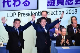 Thủ tướng Nhật Bản Shinzo Abe (giữa) được bầu lại làm Chủ tịch đảng Dân chủ tự do (LDP) cầm quyền. (Ảnh: AFP/ TTXVN)