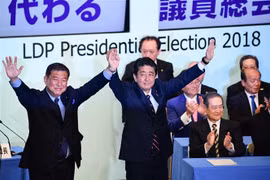 Thủ tướng Nhật Bản Shinzo Abe (giữa) được bầu lại làm Chủ tịch đảng Dân chủ tự do (LDP) cầm quyền. (Ảnh: AFP/ TTXVN)