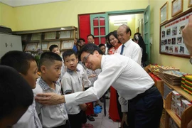 Phó Thủ tướng Vũ Đức Đam với các học sinh trong ngày khai giảng. (Ảnh: TTXVN phát)
