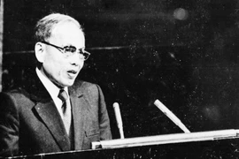 Bộ trưởng Ngoại giao Nguyễn Duy Trinh phát biểu tại Kỳ họp thứ 32 Đại hội đồng Liên hợp quốc tại New York (Mỹ) ngày 20/9/1977. Kỳ họp đã thông qua Nghị quyết công nhận Việt Nam là thành viên của Liên hợp quốc. (Ảnh: Tư liệu TTXVN)