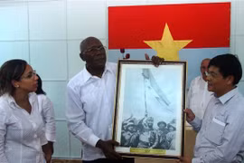 Phó Chủ tịch thứ nhất Hội đồng Nhà nước và Hội đồng Bộ trưởng Cuba Salvado Valdes Mesa tặng bức ảnh lưu niệm cho Ban Quản lý Khu di tích Trụ sở Chính phủ Cách mạng lâm thời miền Nam Việt Nam tại huyện Cam Lộ, nơi lãnh tụ Fidel Castro từng tới vào năm 1973