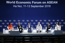 Phó Thủ tướng, Bộ trưởng Ngoại giao Phạm Bình Minh (thứ ba từ trái sang) và các đại biểu tham gia thảo luận với chủ đề Triển vọng Địa chính trị châu Á. (Ảnh: Lâm Khánh/TTXVN)